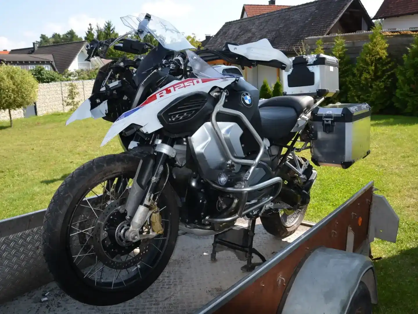 Motorradunfall Gutachten BMW 1250 GS Adventure, hohe Schadenhöhe durch Verkleidung und Technik, durch Sachverständigen geprüft